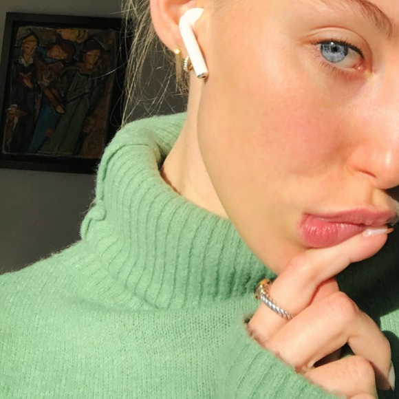 selling this turtleneck 💚 - Picture 3 of 3